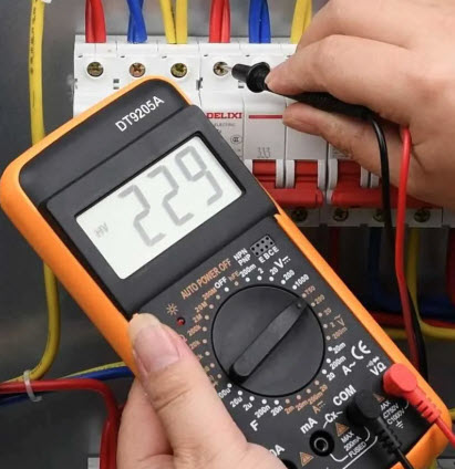 Multimeter untuk mengukur tegangan dan arus listrik
